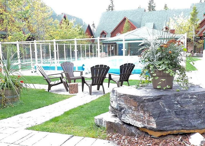Mystic Pool & Hot Tub Hosted By Little Sister Getaways
