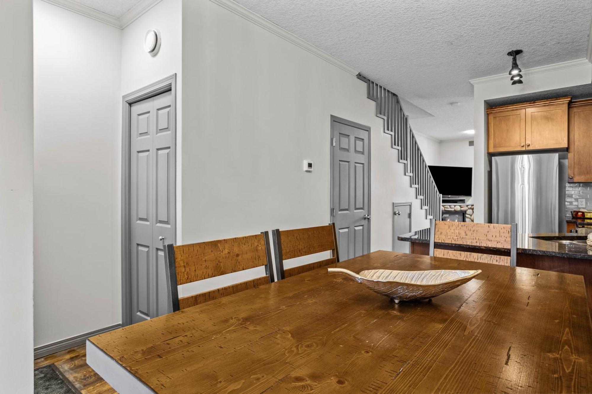 Mystic Pool & Hot Tub Hosted By Little Sister Getaways Apartment Canmore